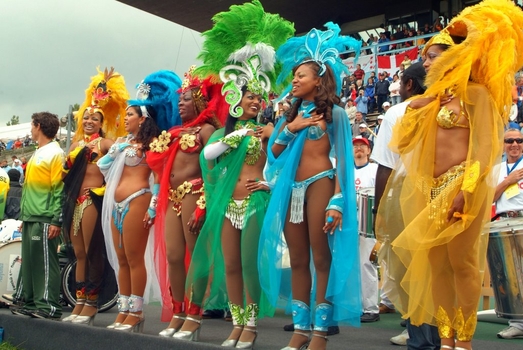 Brasilianische Tänzerinnen feiern ihre Landsleute.jpg