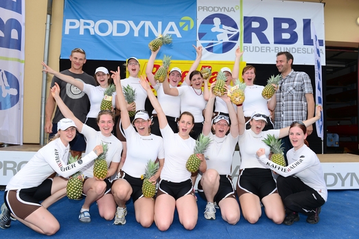 Goldene Ananas 4_ Platz Bestleistung Dresden mit Olympiasieger Karl Schulze im Hintergrund.jpg