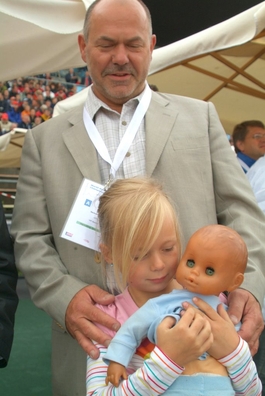Gerd Selle (PRG) und Enkeltochter.jpg